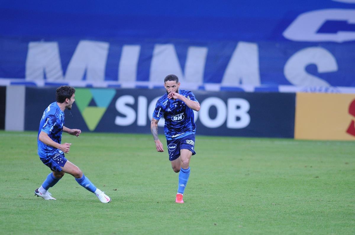 Fotos do duelo entre Cruzeiro e Amrica, pela Srie B, no Mineiro