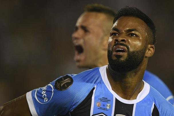 Fernandinho abriu o placar no estdio La Fortaleza: 1 a 0