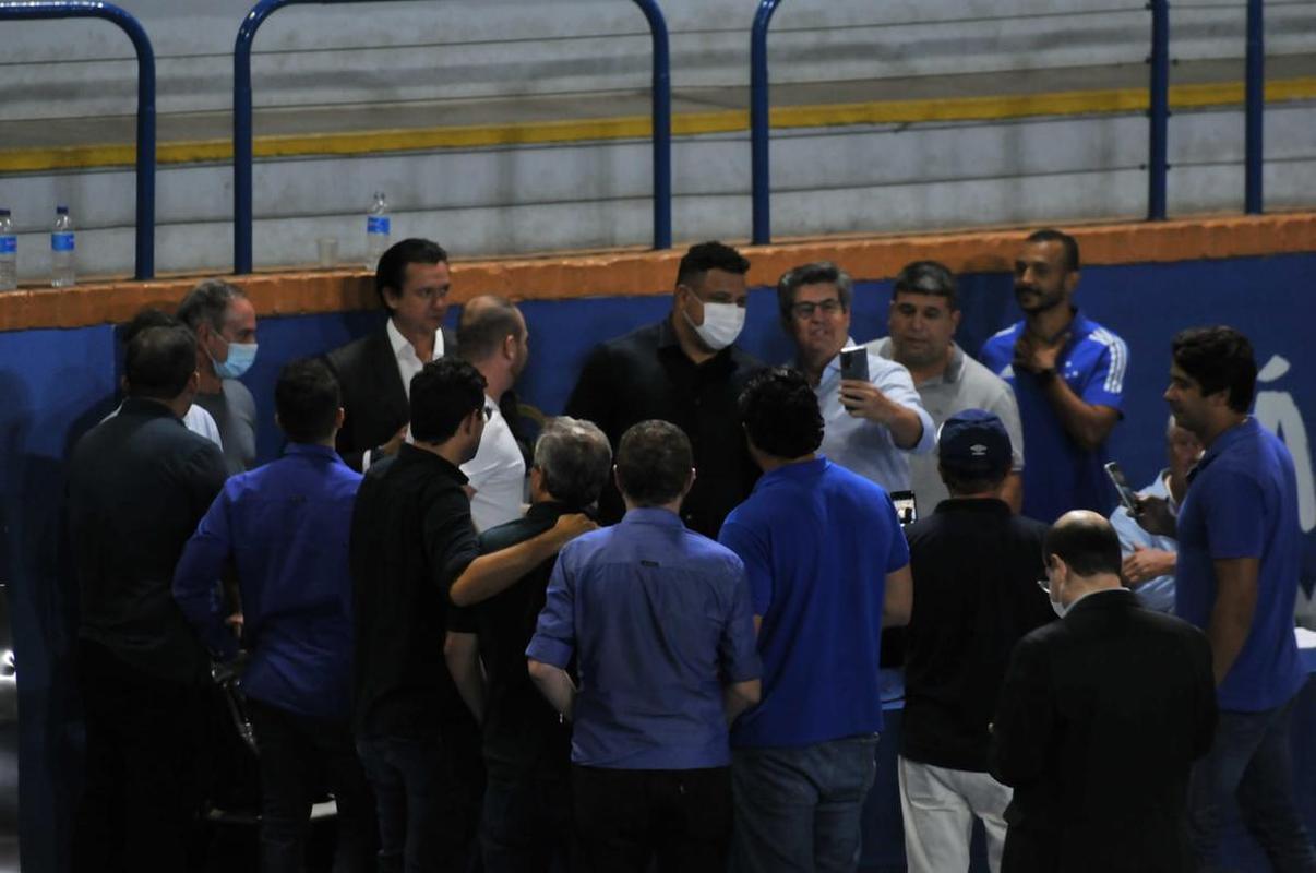 Fotos da Reunião Extraordinária para votação da venda da SAF a Ronaldo. Fenômeno compareceu ao Parque Esportivo do Barro Preto e foi muito assediado por conselheiros do clube