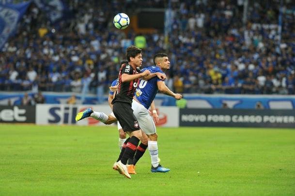 Lances do primeiro tempo do duelo entre Cruzeiro e Atltico, no Mineiro, pelas oitavas de final da Copa do Brasil