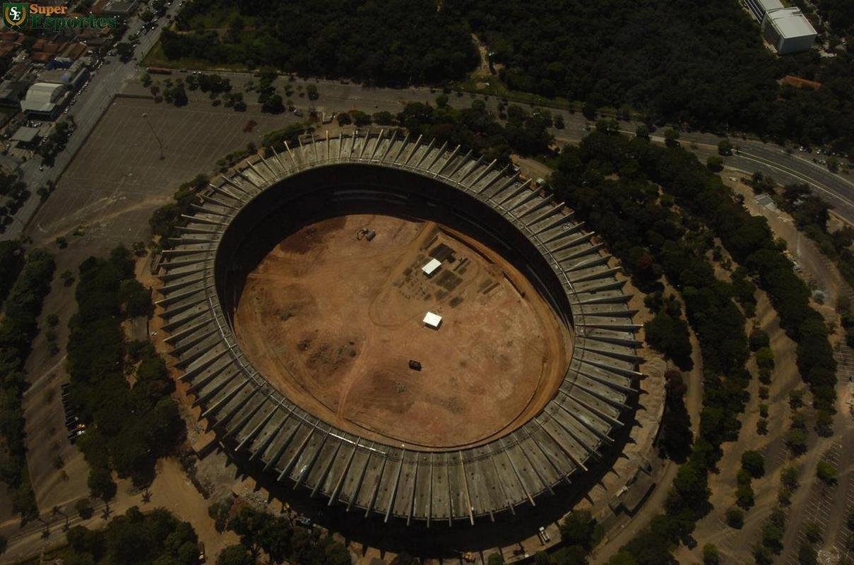 Foto area do Mineiro em 31 de maro de 2011, durante obras de modernizao, com estruturas antigas demolidas, como o setor de geral. Gramado tambm foi rebaixado visando  Copa do Mundo de 2014