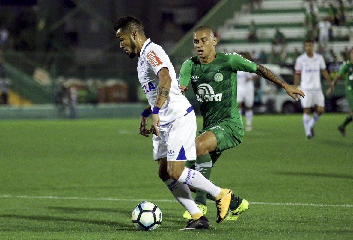 Cruzeiro visitou a Chape na Arena Cond e arrancou vitria por 2 a 1 pelo Brasileiro