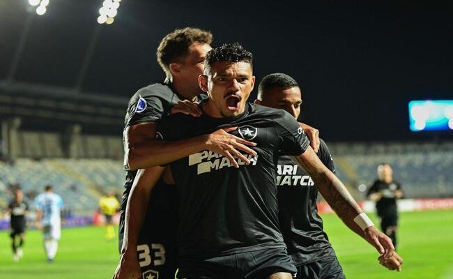 Artilheiro do Botafogo tem semelhanças curiosas com ídolo do Atlético-MG