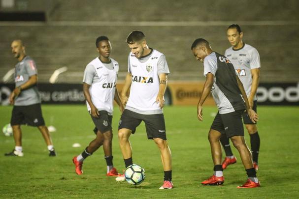 Jogadores trabalharam com bola no Almeidão, em João Pessoa, local da partida desta quarta, às 21h45, contra o Botafogo-PB, pela segunda fase da Copa do Brasil. Houve treinamento de pênaltis