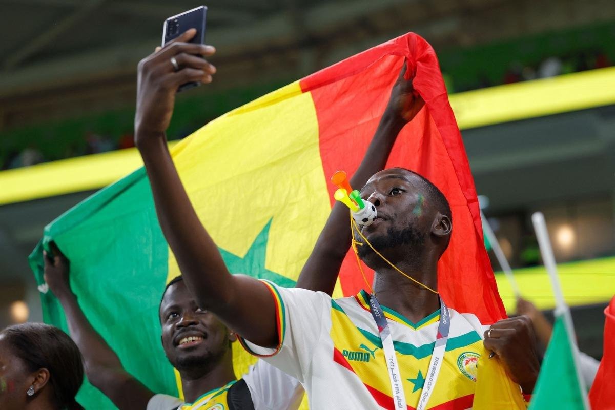 Fotos dos torcedores de Senegal e Holanda durante jogo pelo Grupo A da Copa do Mundo.