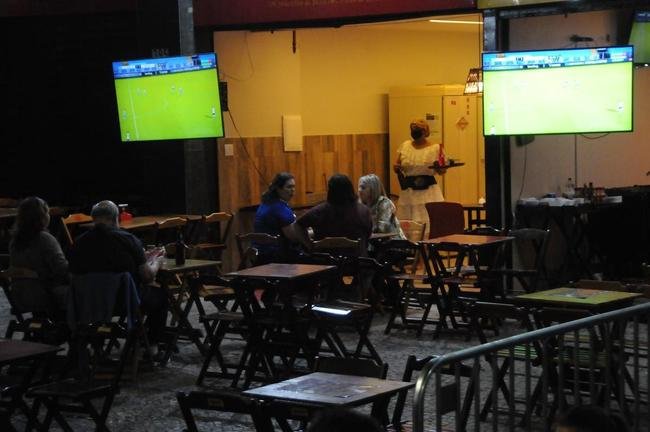 Torcedores do Cruzeiro acompanham jogo com o Confiana pela TV em bares de Belo Horizonte