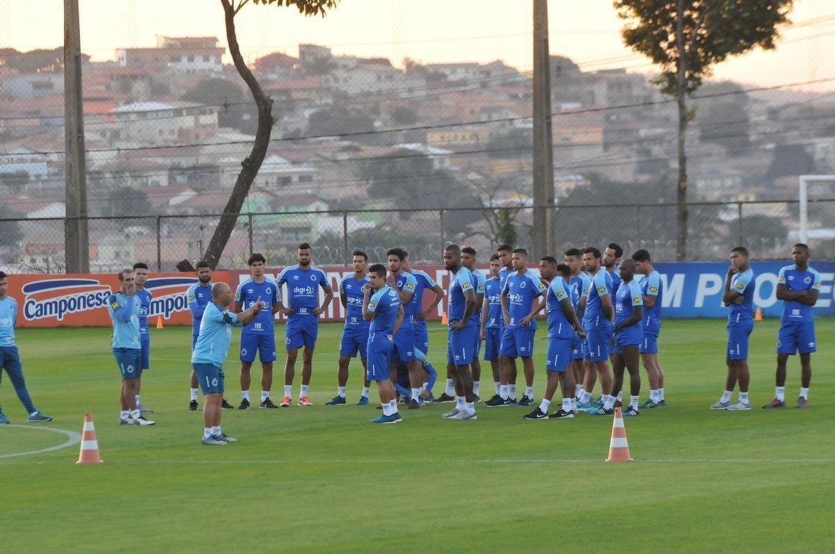 Cruzeiro iniciou sua intertemporada nesta segunda-feira na Toca da Raposa II. Tcnico Mano Menezes contou com elenco completo. Grupo agora comea preparao para decises com Atltico na Copa do Brasil, River Plate na Copa Libertadores e 29 rodadas restantes do Campeonato Brasileiro