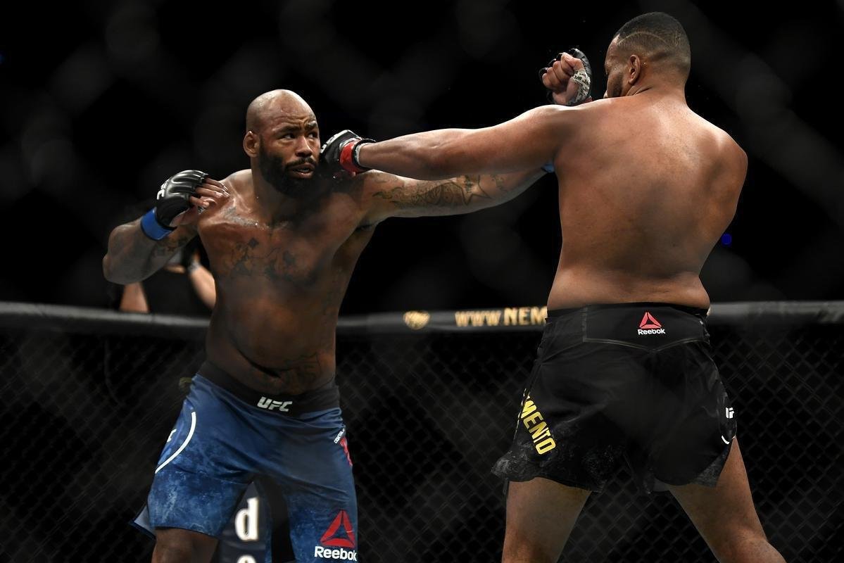 Luta comeou na trocao em p entre os pesos pesados 