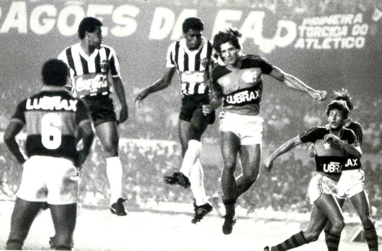 No Brasileiro de 1987, o Atltico fez a melhor campanha nas duas fases e tinha a vantagem do empate na semifinal. No primeiro jogo, vitria do Flamengo no Maracan, por 1 a 0, gol de Bebeto. No jogo da volta, no Mineiro, triunfo do Rubro-Negro por 3 a 2. Zico, Bebeto e Renato Gacho marcaram para os cariocas, enquanto Chiquinho e Srgio Arajo fizeram pelo Galo. 