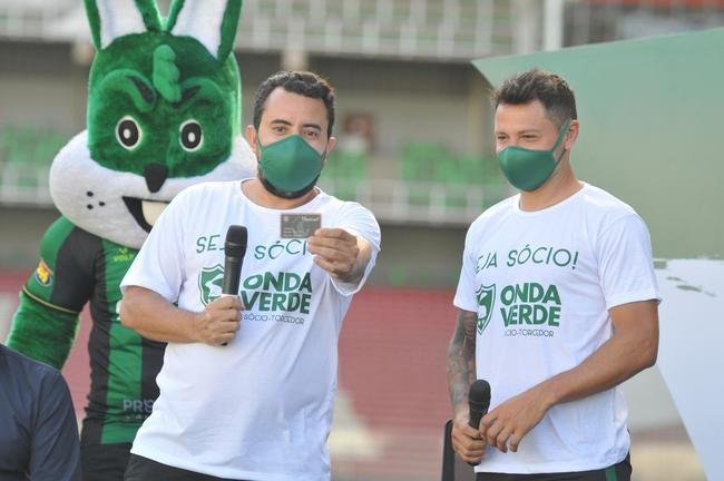Mauro Zrate, atacante argentino de 34 anos, foi apresentado oficialmente pelo Amrica na tarde desta sexta-feira (3), no Estdio Independncia, em Belo Horizonte. Experiente, o atleta tem passagens por clubes como Fiorentina, Lazio e Inter de Milo, da Itlia, e tambm por Vlez Sarsfield e Boca Juniors, da Argentina.