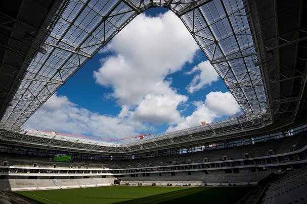 Fotos do Estádio Kaliningrado ainda durante a fase final das obras, quando estava sem as cadeiras azuis