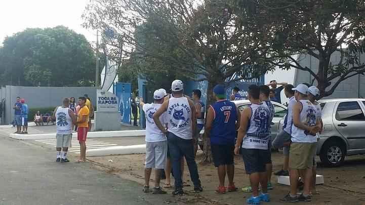 Torcedores protestam na porta da Toca da Raposa contra tcnico e Diretoria