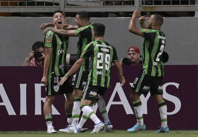 Tambm no Grupo D, o Amrica deve vencer seus dois jogos e torcer para que Tolima e Independiente del Valle percam para o Atltico-MG. Ainda assim, os mineiros precisam tirar uma diferena de cinco gols de saldo para o Tolima para se classificar. O Coelho  o lanterna da chave, com um ponto