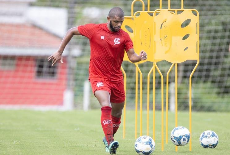 Com o elenco separado em quatro grupos, Náutico realiza primeiro dia de treinos, no Centro de Treinamento Wilson Campos, no bairro da Guabiraba, após quase três meses da suspensão das atividades, por conta da pandemia do coronavírus