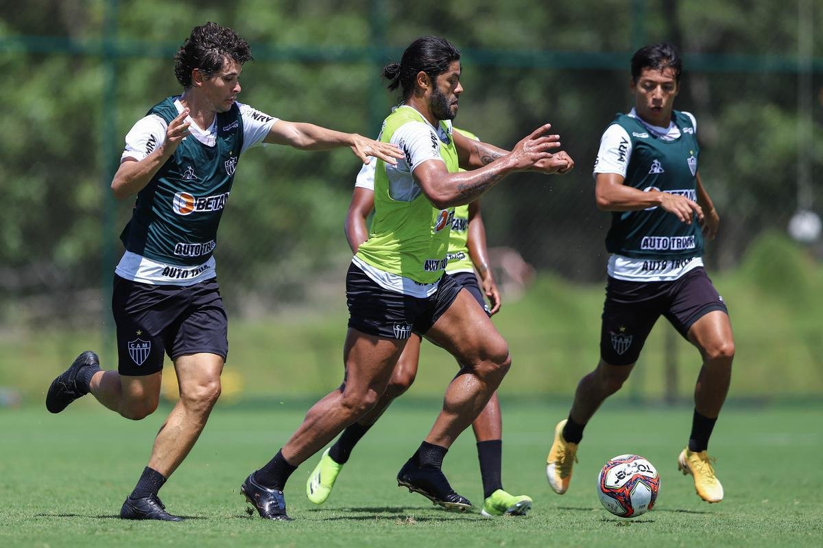 Treino do Atlético em campo. Jogadores fizeram atividade pela manhã no gramado. No período da tarde, trabalho foi na academia