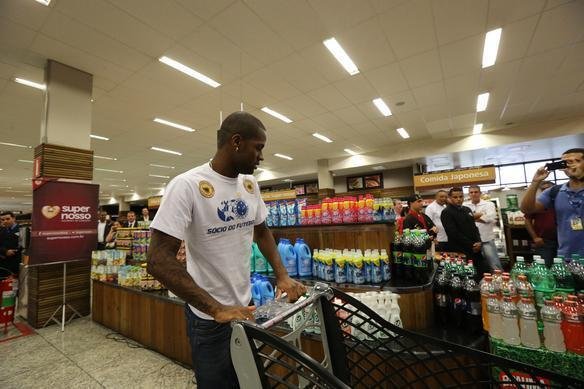 Apresentao do zagueiro Ded ao Cruzeiro. Jogador participou de ao de marketing, foi a supermercado e divulgou programa scio do futebol, que d desconto na compra de produtos  