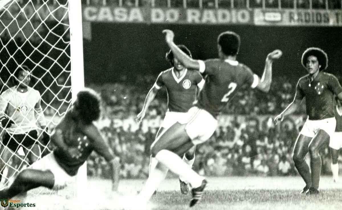 Roberto Batata (à direita) jogou seis partidas pelo Cruzeiro na campanha da Libertadores de 1976
