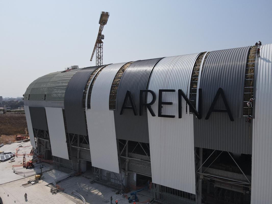 Instalao do escudo do Atltico e do primeiro letreiro da Arena MRV

