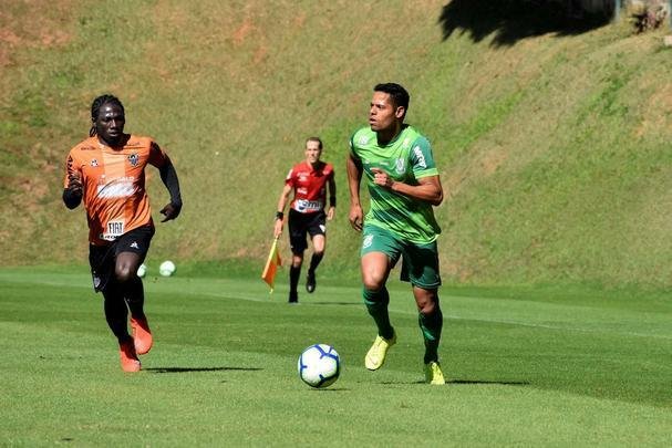 Em jogo-treino realizado na manh deste sbado, na Cidade do Galo, o Amrica venceu o Atltico, por 3 a 1. Os gols do triunfo americano foram marcados por Jonatas Belusso, duas vezes, e Rafael Bilu. O zagueiro Rver descontou para a equipe alvinegra.