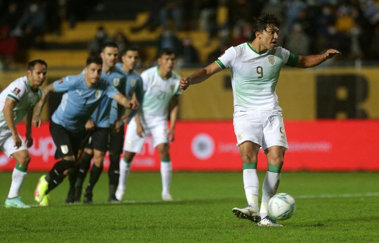 Marcelo Moreno marca dois gols em derrota da Bolvia para o Uruguai, por 4 a 2, em Montevidu, pelas Eliminatrias da Copa. Atacante do Cruzeiro tem agora oito gols e lidera artilharia do torneio