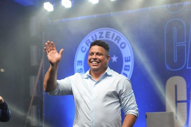 Ronaldo levou cruzeirenses de Conselheiro Lafaiete ao delrio ao participar da Caravana do Cruzeiro nesta quarta-feira (26). Fenmeno esteve acompanhado no palco de Pedro Loureno, patrocinador do clube, e ganhou msica nova produzida pelo rapper Das Quebradas
