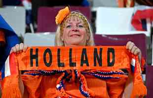 Torcedores de Holanda e Equador no jogo pelo Grupo A da Copa do Mundo.