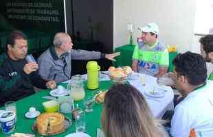 Scios Onda Verde participaram de caf da manh com tcnico do Amrica, Enderson Moreira