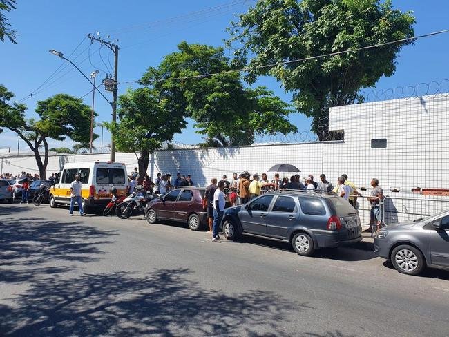 Fila no clube Labareda para comprar ingressos