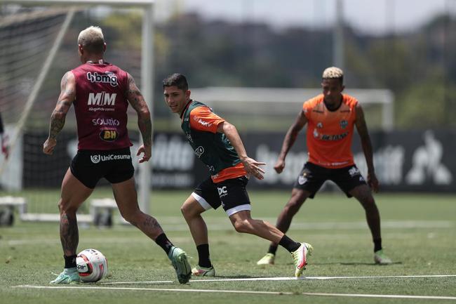 Com seriedade, mas tambm descontrao, o Atltico treinou sob sol forte na manh desta sexta-feira (21), na Cidade do Galo, em Vespasiano. Este foi o quinto dia de pr-temporada para o clube mineiro em 2022, sob o comando do tcnico argentino Antonio 'El Turco' Mohamed. Novas baixas, o volante Allan e o atacante Keno testaram positivo para COVID-19 e no participaram das atividades (ambos cumprem perodo de sete dias de isolamento social).