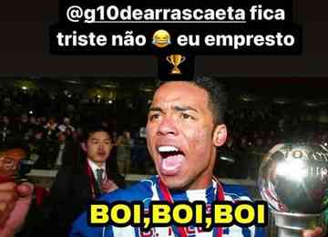 Mensagem de Carlos Alberto continha uma foto dele segurando o troféu pelo Porto e uma imagem de Arrascaeta aparentemente preocupado em uma partida do Flamengo