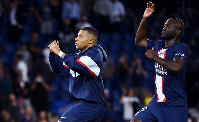 Mbapp celebra vitria do PSG em casa ao lado do portugus Danilo Pereira