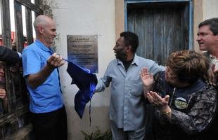 23/09/2012 - Pel� visitou a casa onde viveu em Tr�s Cora��es, chamada de Casa Pel�. Na ida � cidade natal, o Rei do futebol e seu pai, Dondinho, foram homenageados tamb�m no Parque Jo�o Ramos do Nascimento (Parque Dondinho). Evento marcou as comemora��es dos 128 anos da cidade