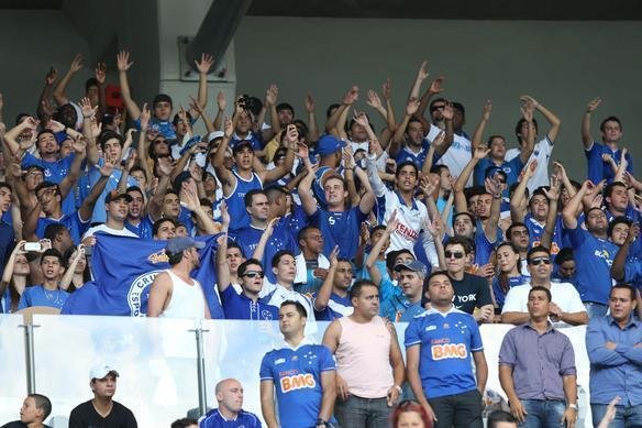 Imagens da torcida do Cruzeiro no clssico contra o Atltico