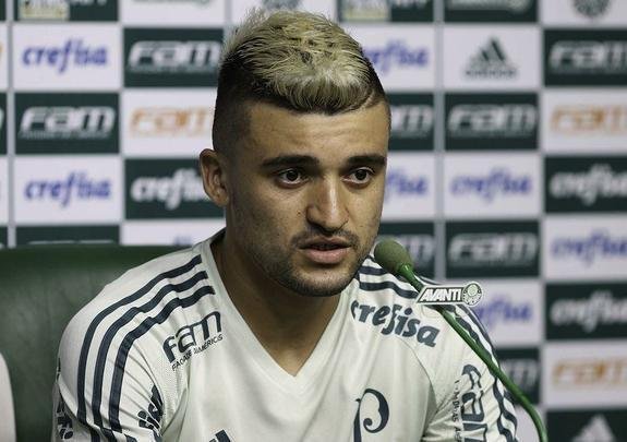 Victor Lus - lateral-esquerdo se transferiu do Botafogo para o Palmeiras