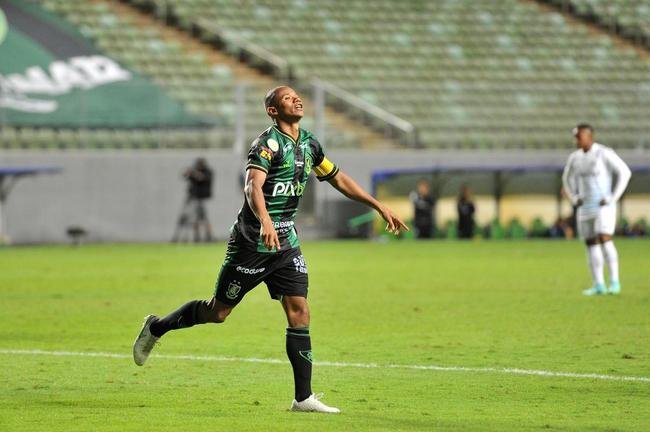 Fotos do gol de Juninho, o terceiro do Amrica na partida contra o Grmio, no Independncia, em BH, pelo Brasileiro: 3 a 0