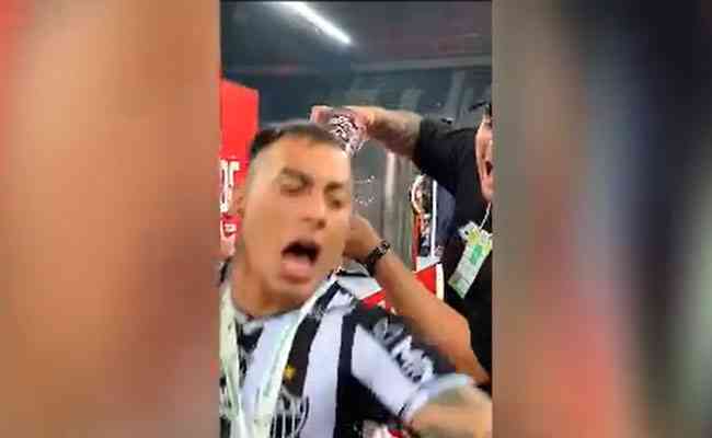 Vargas foi surpreendido por banho de cerveja na Arena da Baixada