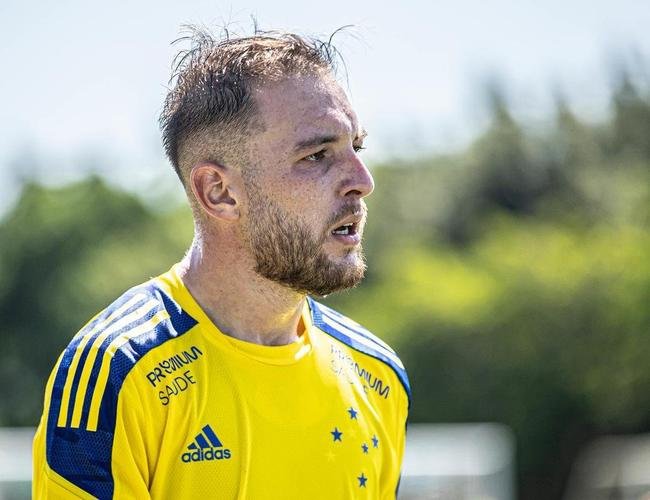 Cruzeiro estreou camisa de treino amarela durante atividade neste domingo (28/03)
