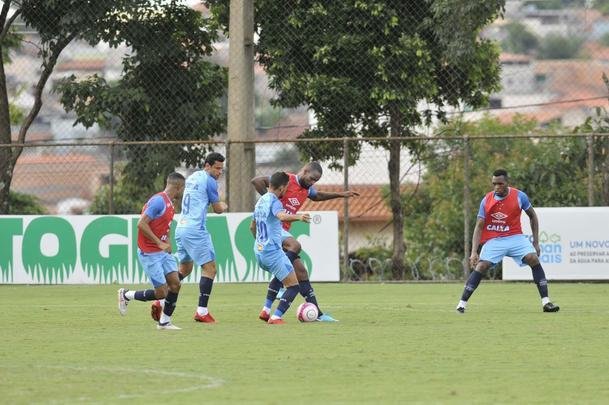 Mano Menezes montou Cruzeiro que deve encarar o Villa Nova no sbado e promoveu trs mudanas em relao ao ltimo jogo: Murilo entrou na vaga de Leo, Egdio no lugar de Marcelo Hermes e Robinho deu lugar a Ariel Cabral