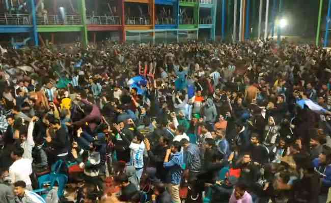 Ao longo de toda a campanha da Argentina no Catar, milhes de pessoas foram s ruas de Daca para assistir aos jogos e comemorar.