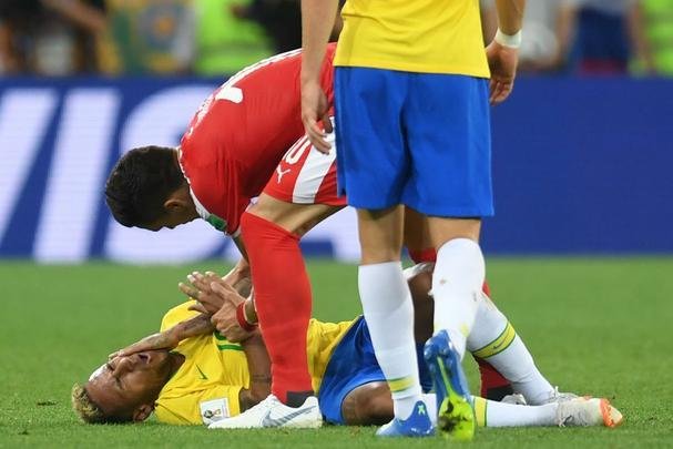 Poucas quedas, assistência e 'ousadia': a atuação de Neymar contra a Sérvia