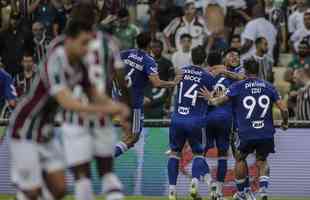 Fotos do gol de empate do Cruzeiro, marcado por Oliveira, de cabeça, após escanteio cobrado por Machado: 1 a 1