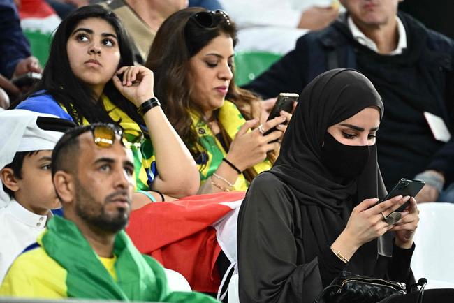 Fotos das torcidas de Brasil e Crocia no Estdio da Educao, em Al-Rayyan, no Catar, em duelo pelas quartas de final da Copa do Mundo