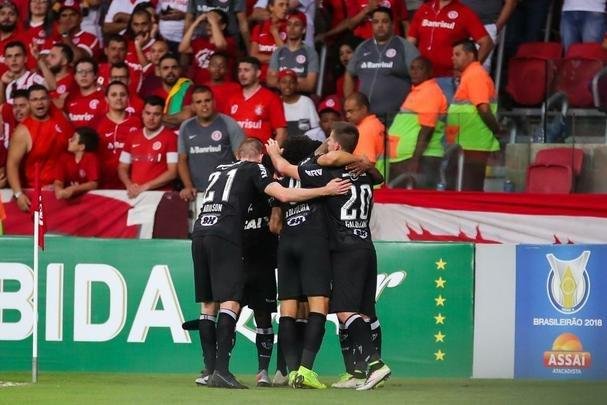 Galo derrotou Internacional no Beira-Rio com gols de Cazares e Terans; D'Alessandro descontou de pênalti