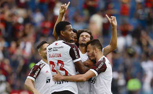 Willian Aro virou o jogo para o Flamengo: jogo truncado em Conselheiro Galvo