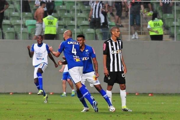 Zagueiro Bruno Rodrigo comemora gol da vitria sobre o Atltico no Horto