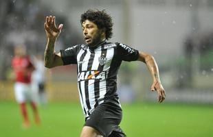 Em jogo com chuva de granizo e 'apag�o' no Horto, Galo � batido pelo Internacional por 1 a 0