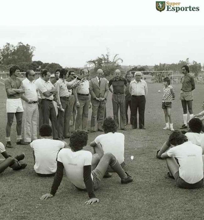 Apresentao do tcnico Zez Moreira, em 1975; no ano seguinte, o clube seria campeo da Copa Libertadores sob o comando dele