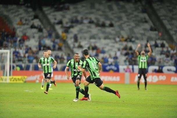 Depois de falha de Ded, americano Christian chutou da intermediria e marcou golao, no ngulo esquerdo de Fbo