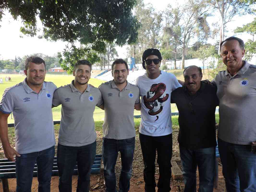 Ronaldinho Gacho visitou a Toca da Raposa I nesta sexta-feira para ver o jogo do seu filho, Joo Mendes, pelo time sub-14 do Cruzeiro. Astro passa alguns dias em Belo Horizonte e participa de eventos.