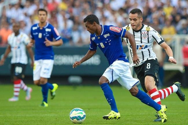 Com gols de Vagner Love (2) e Jadson, Corinthians venceu Cruzeiro por 3 a 0 neste domingo, na Arena Itaquero, em So Paulo